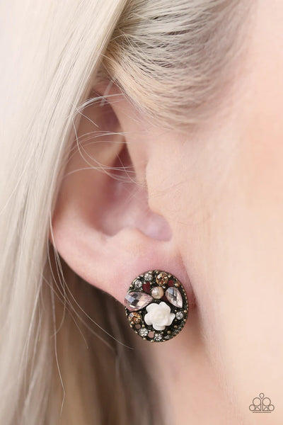 Paparazzi ♥ Pretty Perennial - Brass ♥ Post Earrings