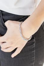 PAPARAZZI  Glitzy Gleam - White BRACELET